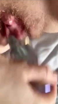 O mamă sexy excitată geme și se fute tare până la orgasme multiple și ejaculează