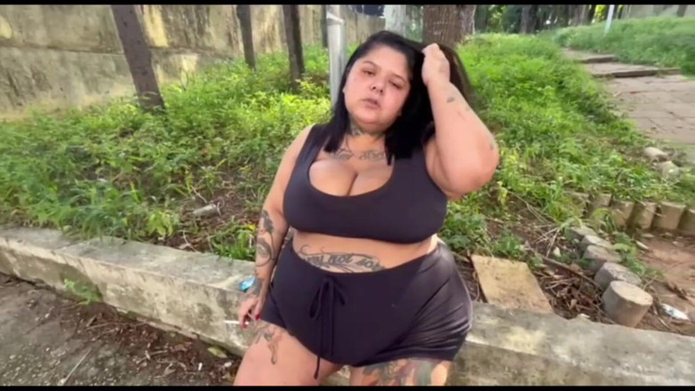 Mary Jhuana: Богиня BBW курить сигарету на людях