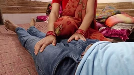Tanya Bhabhi afferra il cazzo mentre preme la gamba di suo marito e fa sesso.