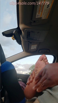 Sessões de carro 2 com os pés fedorentos do capô de Dee adoração e com os pés