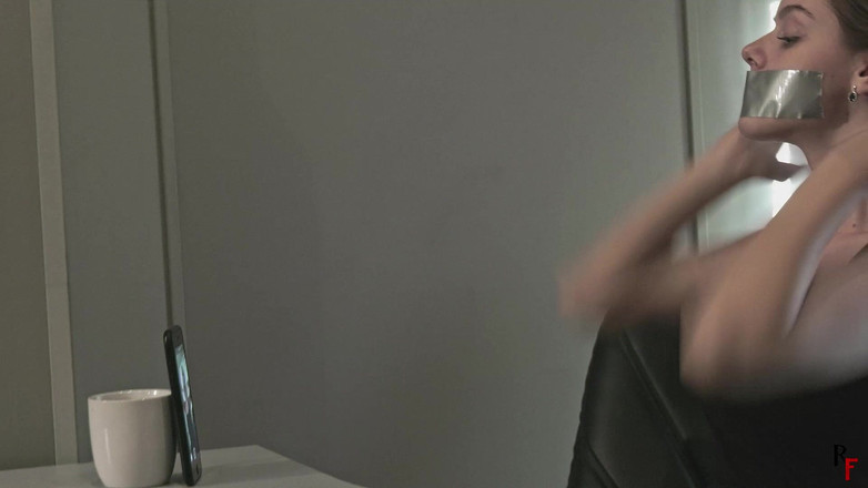 RF studio: Leya prova l'auto bondage e lo spinge troppo in là