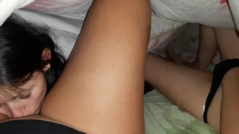 Lesbian-candys: Eu olhei debaixo do cobertor e lá estava minha vizinha...