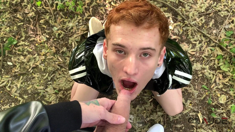 Claude Nikotine: Outdoor Twink Urinal