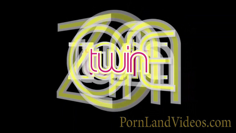 Pornland videos: Brune con grandi tette condividono un cazzo in un trio