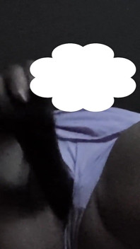 Moglie Matura Arriva a Casa E Si Masturba Con Il Suo Dildo Nero.