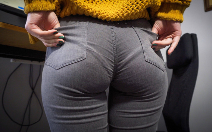 Teasecombo 4K: Het sekreterare i tighta jeans retar röv med synliga trosor