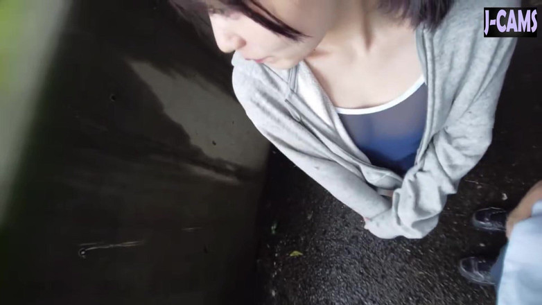 J-Cams: Cosplay Date. Schüchternes mädchen bei einem gewagten spaziergang im freien...