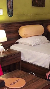 Schöner dicker, dicke möpse, kurviges indisches bhabhi in roter sari, sex mit Pizza Boy