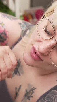 Pennie Layne miluje sání velkého černého péra s jejím rozlitým jazykem !!