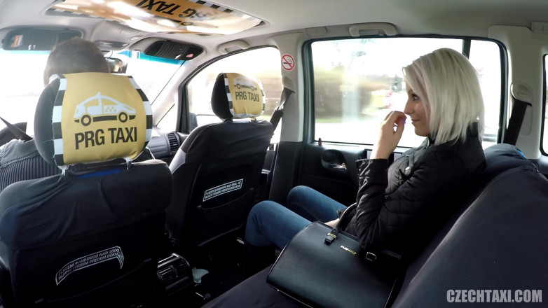 Czech Taxi: Vollbusige blonde muschicat