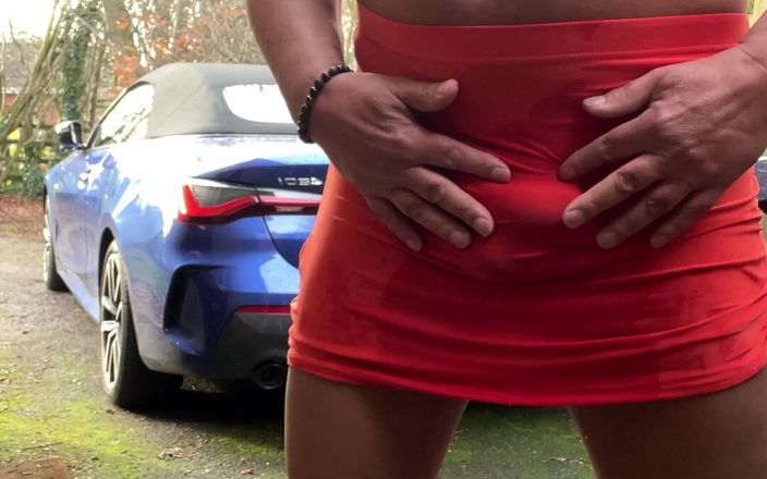 Kellycd2022: Amatérský crossdresser Kellycd2022 Sexy MILFka čůrá v její sukni a masturbuje...
