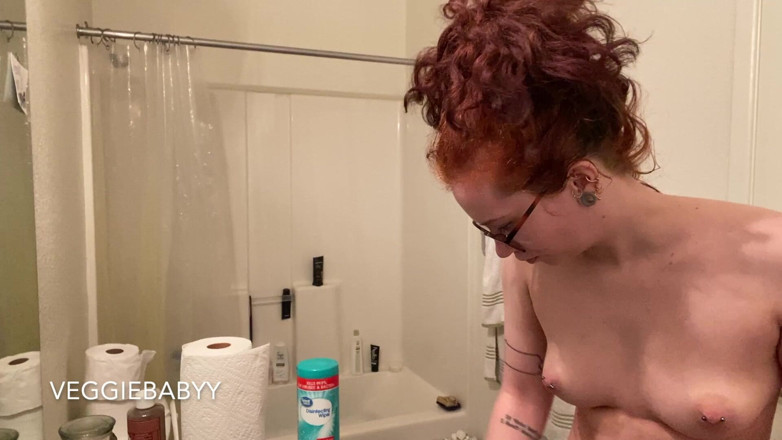 Veggiebabyy: Nettoyage de la salle de bain nue et pipi