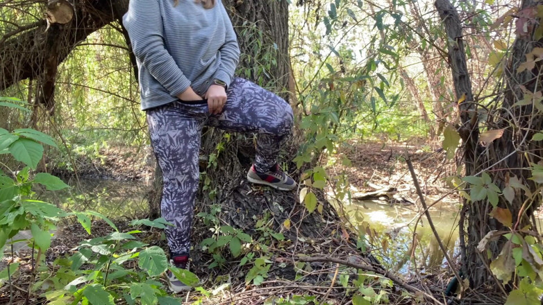 Elena: Una milf arrapata vestita in leggings si masturba sulla riva...