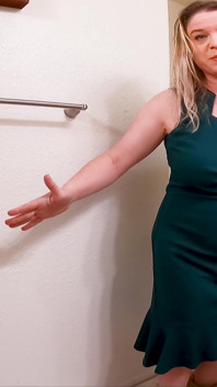 Betrapt op masturberen op het toilet, stiefmoeder helpt stiefzoon om het af te maken