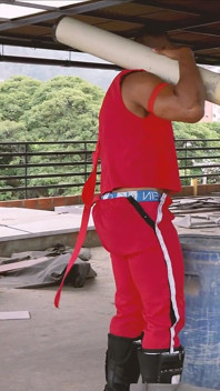 ek bibisi nirman karmachaari apne bare stanon vaale bos men apne bare ko chhat par daalta hai - Brandon cruz aur mariana martix