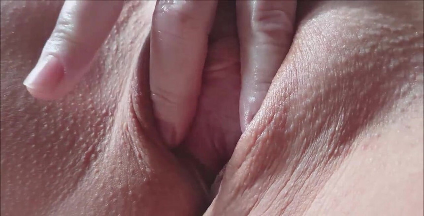 Natalie K: बिस्तर में नग्न रखना, मैं अपनी चूत और चूत को रगड़ती हूं, हस्तमैथुन करती हूं, वीर्य पर उंगली करने से पहले अपने स्तन और निपल्स को छूती और सहलाती हूं