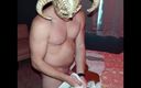 Bald Daddy: Pria seksi botak dengan topeng iblis lagi asik mainin dan...