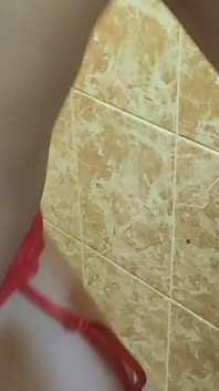 Sexo oral no banheiro com uma garota da neve
