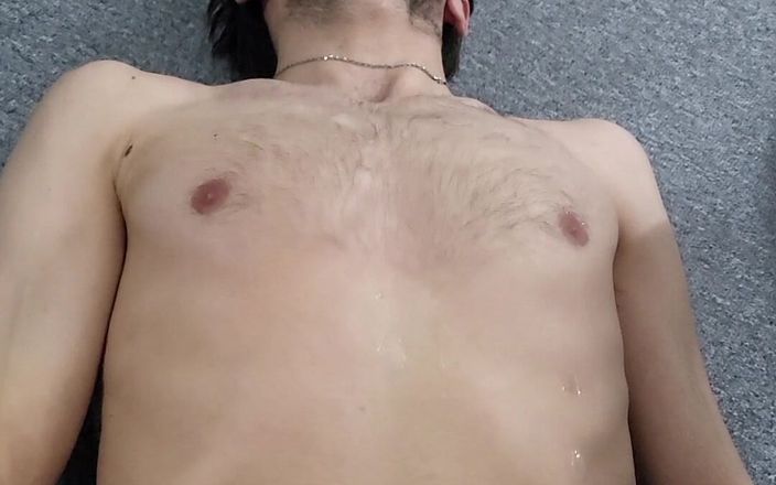 Twotwinkhusbands: Британський хлопець отримує жирне навантаження від красивого необрізаного члена