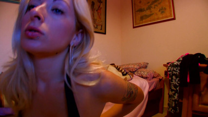 Hand Lotion Studios: Krásná blondýnka ukazuje perfektní prsa, které dostávají mačkání