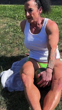 マッスルMILFキャンディーズ・スイカクラッシュ・ドミネーション