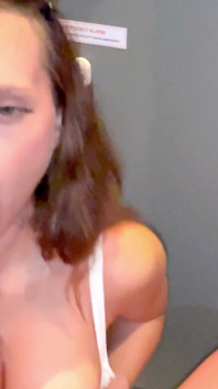 Belanja pakaian dalam berubah menjadi ruang selingkuh pas