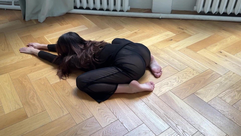 Skinny_lady69: Seksowne rozciąganie w przezroczystych ubraniach