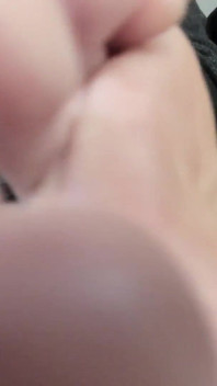 Gioca con le dita dei piedi