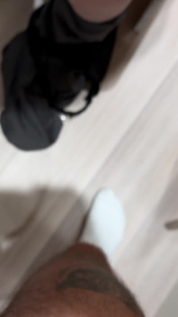 Pubblico Rischioso - Ragazza Birichina Che Gioca Con Il Cazzo in Mezzo a Un Negozio Di Abbigliamento - Viene Premiato a Quattro