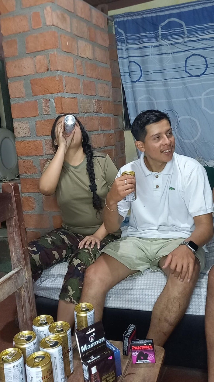 Chavez Producciones: La voisine infidèle baise son mari et son voisin