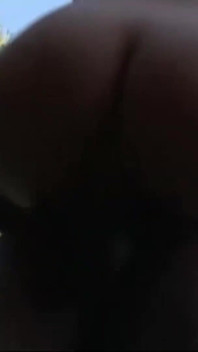 Vinculación carnal en verano al aire libre entre una chica negra sobre tacones altos y el spearman bbc