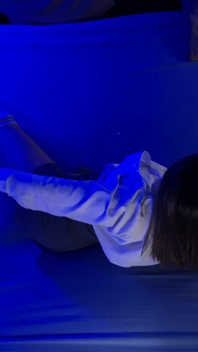 Une petite nana en chaussettes blanches te taquine la caméra 3