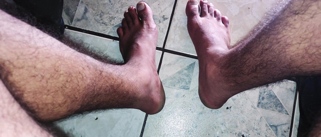 Stink HairyMale: Fetișul picioarelor și fumatul