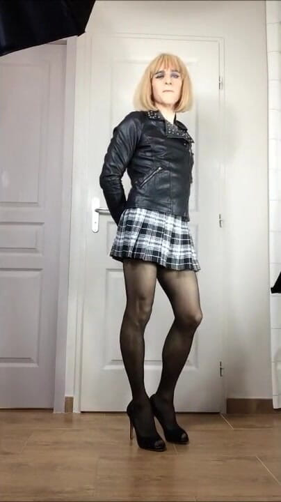 Faustine: Seksowna skórzana kurtka i spódnica crossdresser Faustine.