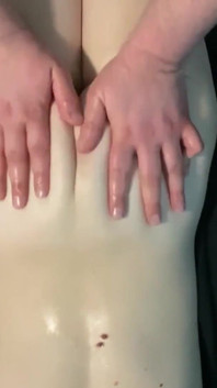 Partie 2, elle reçoit un massage sensuel de son copain avec une fin incroyable