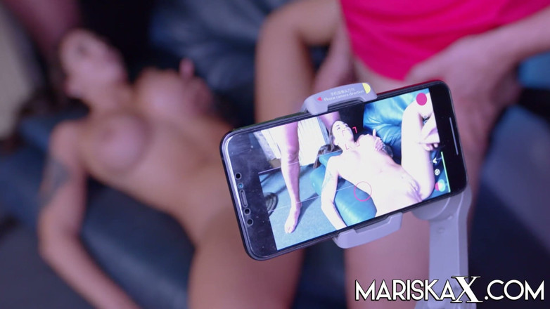 Mariska x: MARISKAX. Medusa, salope tatouée à gros nichons, prend 2 bites