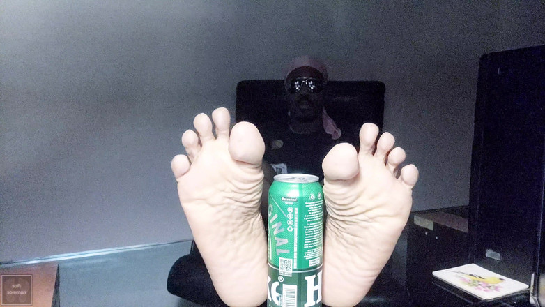 Soft Soleman: 밤에 나는 책상에 내 발바닥을 보여 (2025)