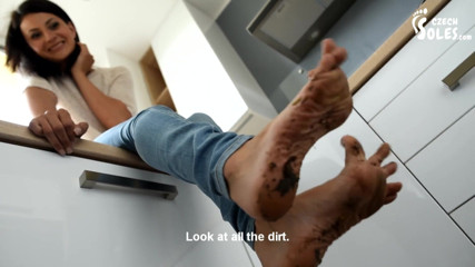 Czech Soles - foot fetish content: 맨발로 걷고 섹시한 밑창을 존나 더티워
