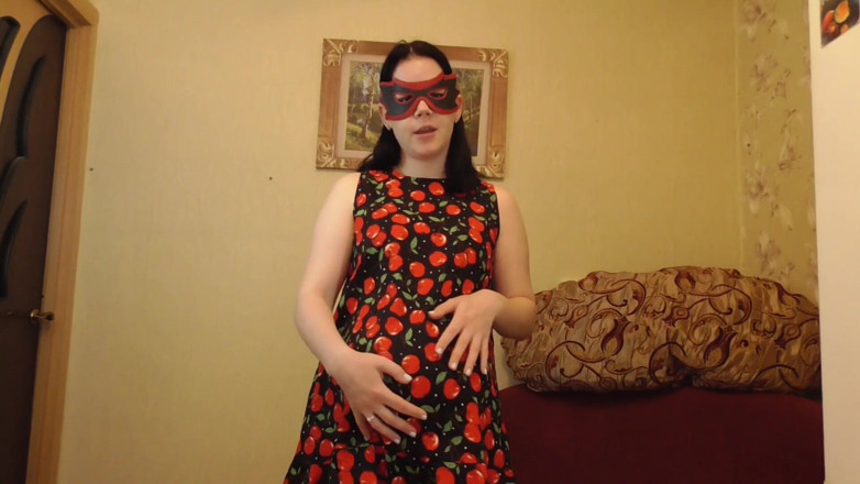 Anna Sky: アンナは彼女の大きな妊娠中の腹を見せ、服を脱ぎます