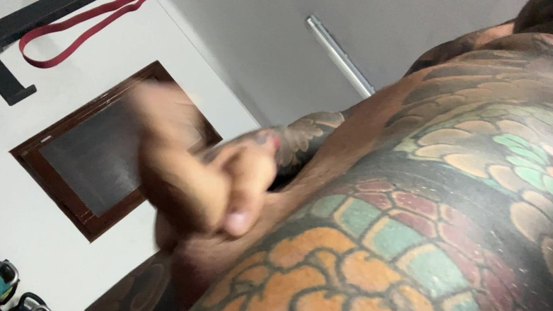 Juan Lucho Gay: Ống hút bẩn trong phòng gym sau khi tập luyện