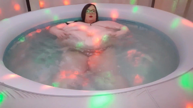 SSBBWLadyBrads: BBW SSBBW belly jiggles play in hot tub