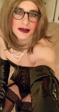 Een bericht van meesteres Jessica ... het dragen van haar pvc korset, lange pvc handschoenen, naadkousen bretels, hakken, parels, floggerx