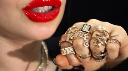 Goddess Misha Goldy: Fétiche du rouge à lèvres , bijoux et ongles
