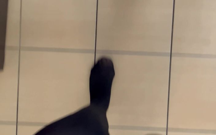 Feet: POV: Chodzenie w czarnych rajstopach