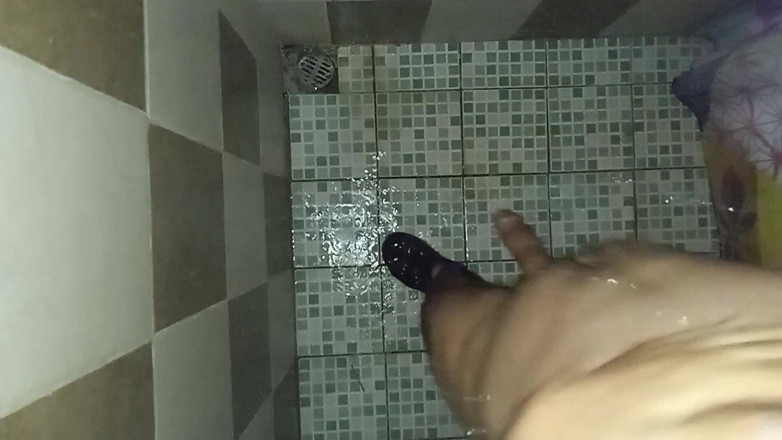 Cute boy jerks off: Guy Takes Pleasure in the Bath for His Wife to...