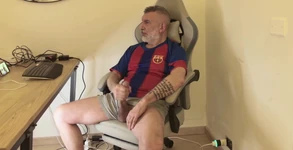 Venerdì a casa in un giorno di pioggia, ho giocato con il mio cazzo... Spremendo e giocando con il mio martello