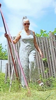 Alte dame mit sexy körper nach dem urlaub im dorf