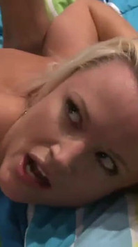 Blondei Jasmine Jolie îi place să guste sperma de la Sascha