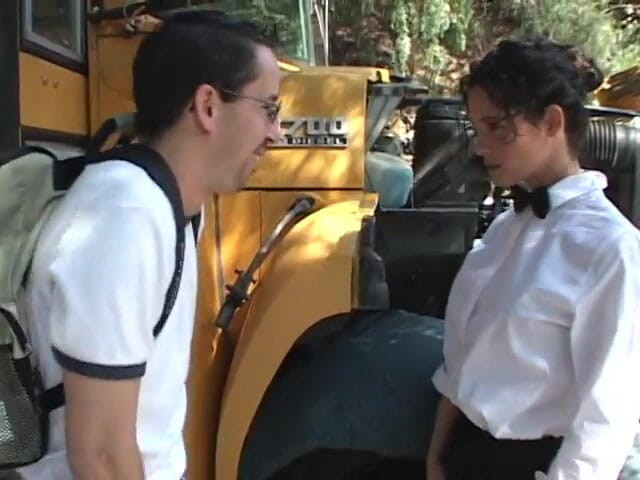 Pound Me Outside: Nerd mengongkek pemandu bas si rambut coklat bertetek besar