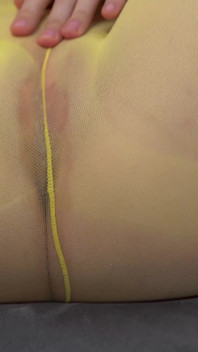 Pelirroja en pantimedias amarillas se folla hasta el chorro por consolador alemán